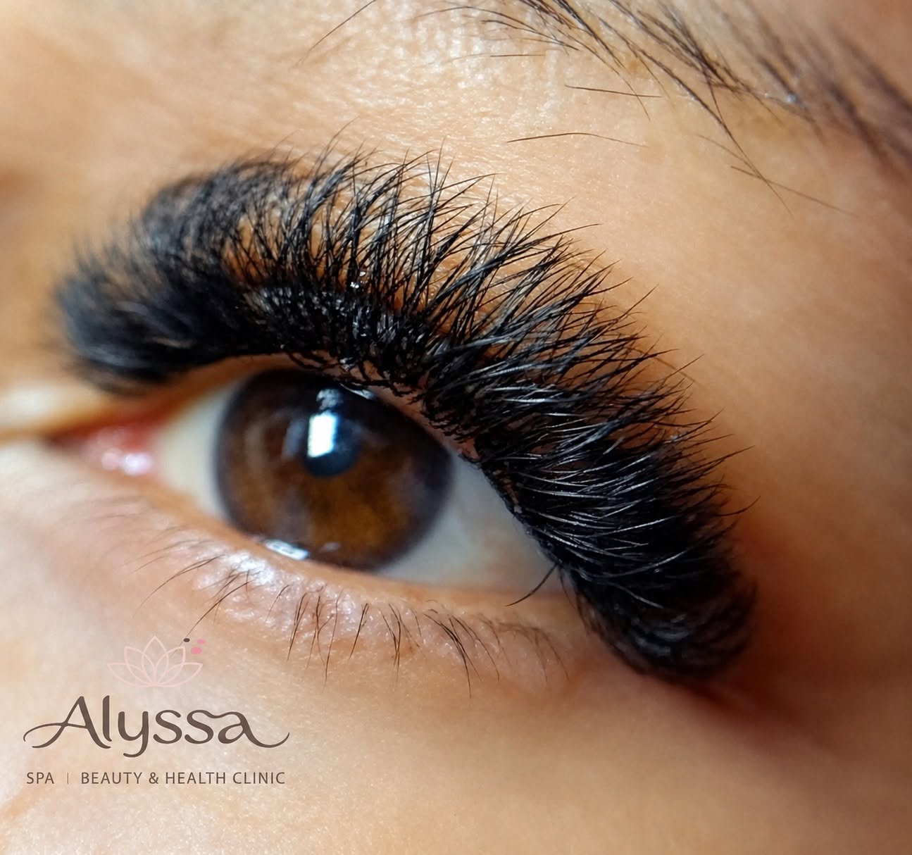 Lash lifting, laminado de cejas y manicura en Alyssa Spa